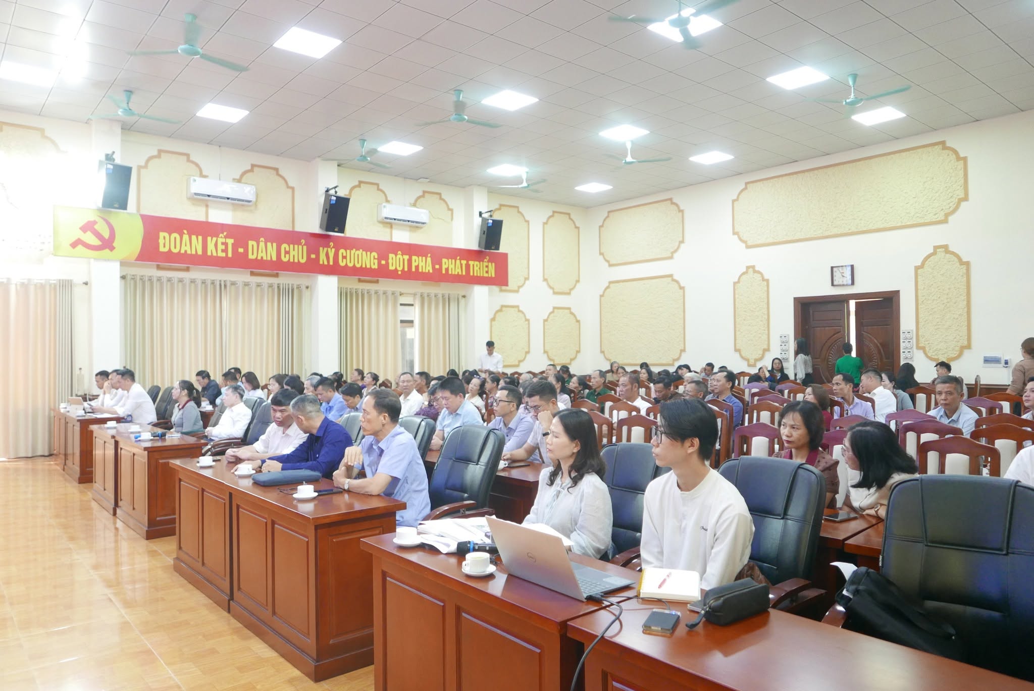 Toàn cảnh Hội Nghị